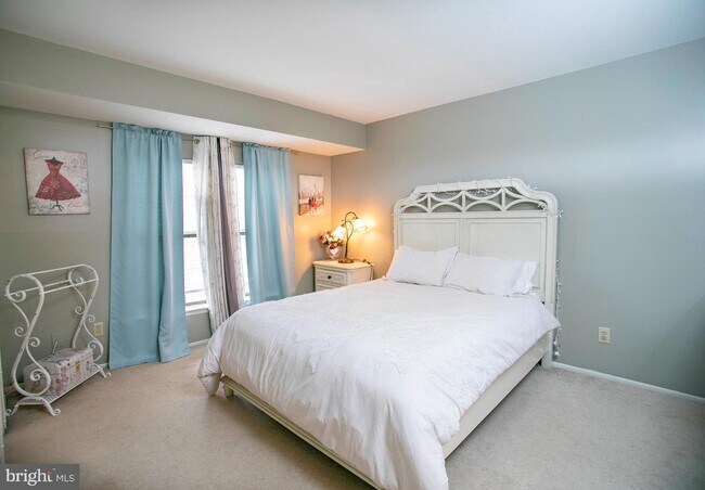 Building Photo - 705 Garrison Ct