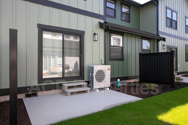 Building Photo - 2205 DeJong Dr
