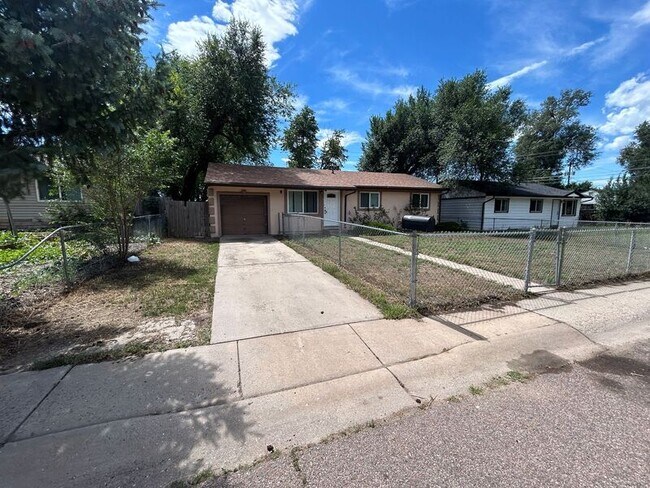 Building Photo - 213 Kiva Rd