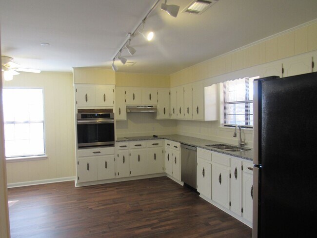 Building Photo - Questions call Peggy Goodman 501 676 1758 ...