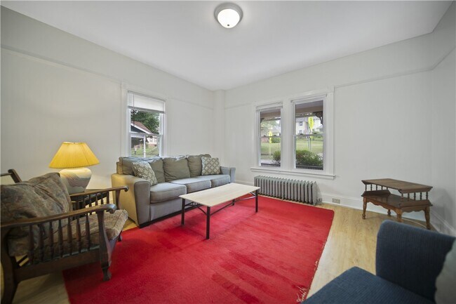 Foto del edificio - 921 E State St