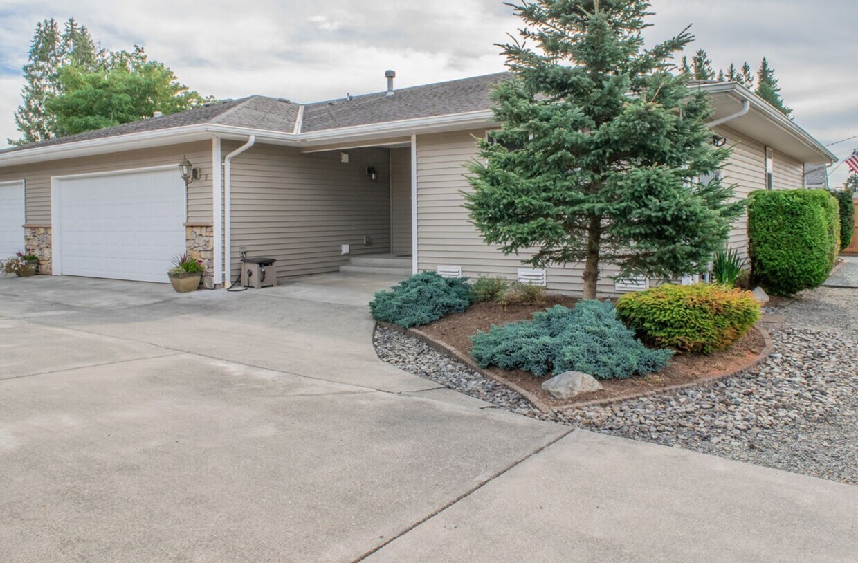 Foto principal - 8719 52nd Ave NE