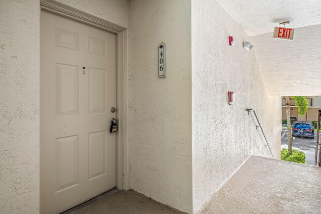Building Photo - 400 Crestwood Ct N