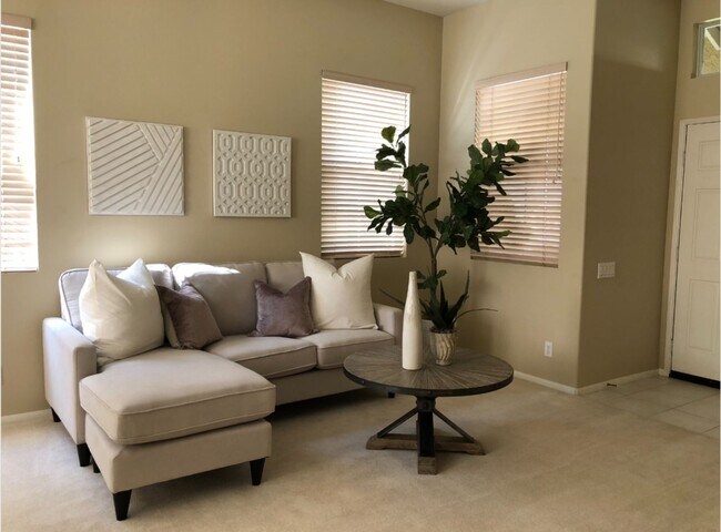 Foto del edificio - Spacious 4-Bedroom/2.5-Bath Home with Char...