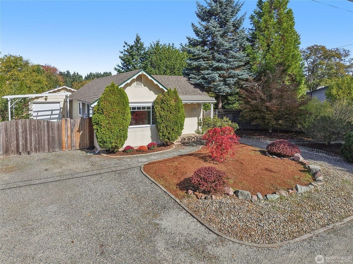 Foto principal - Amazing 3 br rambler w/ garage on LARGE fenced lot!