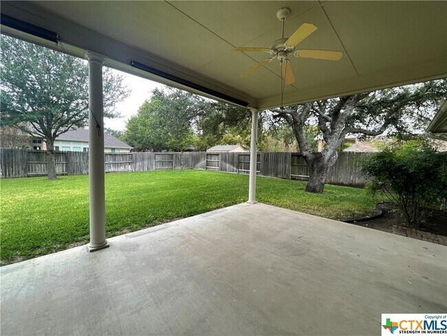 Foto del edificio - 5612 Legacy Oaks Dr