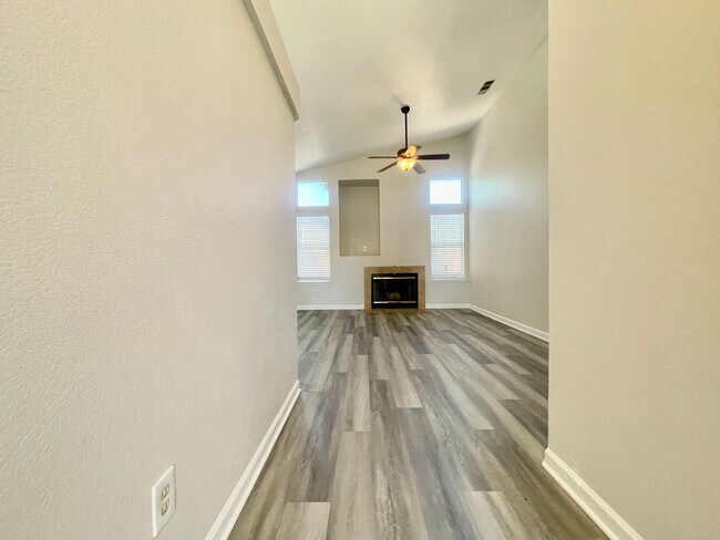 Building Photo - Move in ready 3bed / 2bath ! Don't miss th...