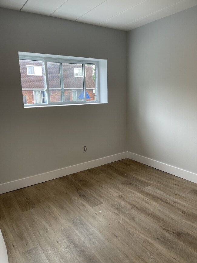 Photo du bâtiment - 301 Indian Rd S