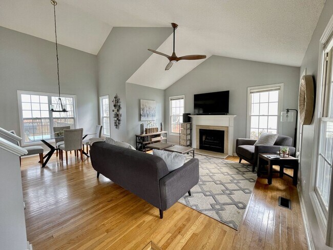 Building Photo - 3 Bedroom 2.5 Bathroom Home w/ 1 car garag...