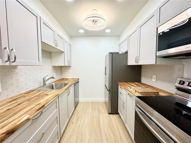 Building Photo - 9205 Tudor Dr