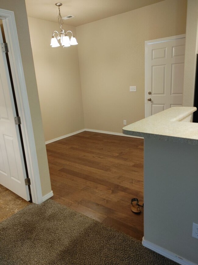Building Photo - Stylish & Spacious 2BD Townhome in Stetson...