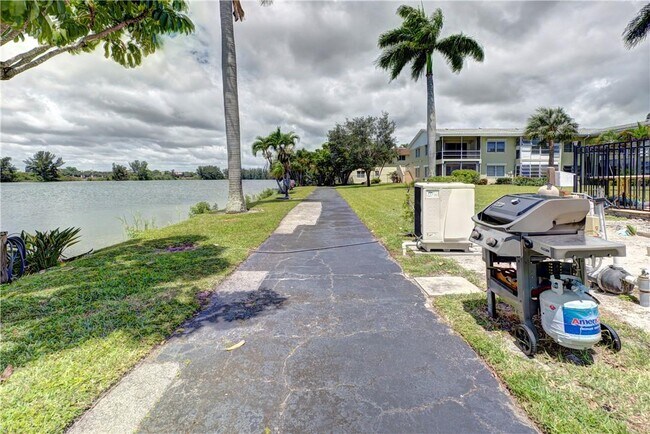 Building Photo - 960 Crystal Lake Dr