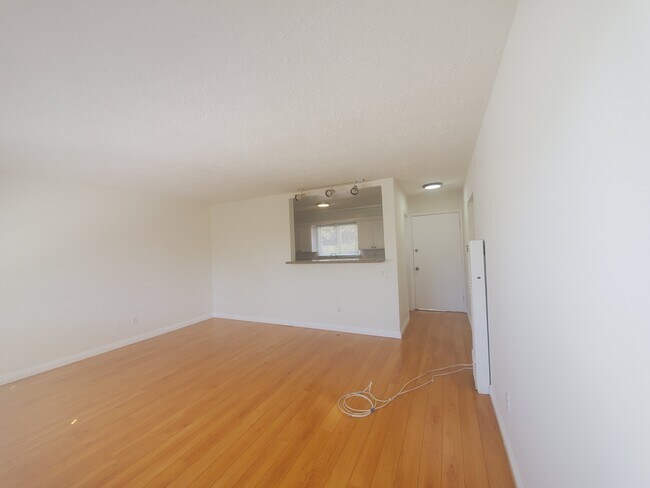 Building Photo - 947 Olancha Dr