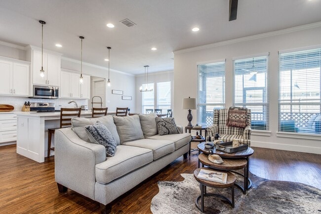 Building Photo - 413 Village Way