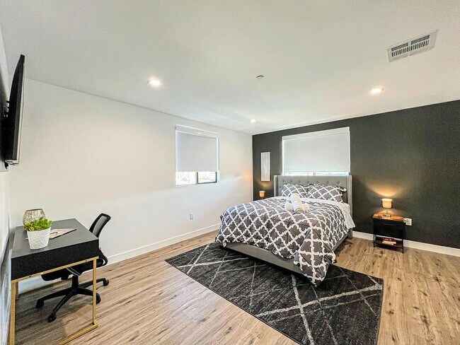 Foto del edificio - 4570 Oakwood Ave
