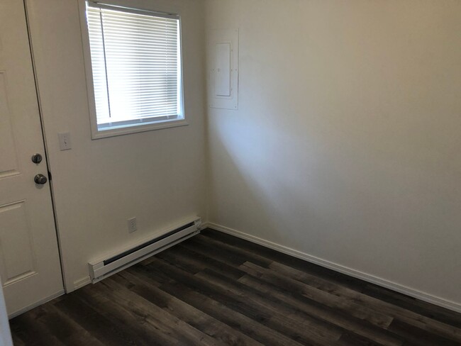 Building Photo - Remodeled Unit Throughout!!!