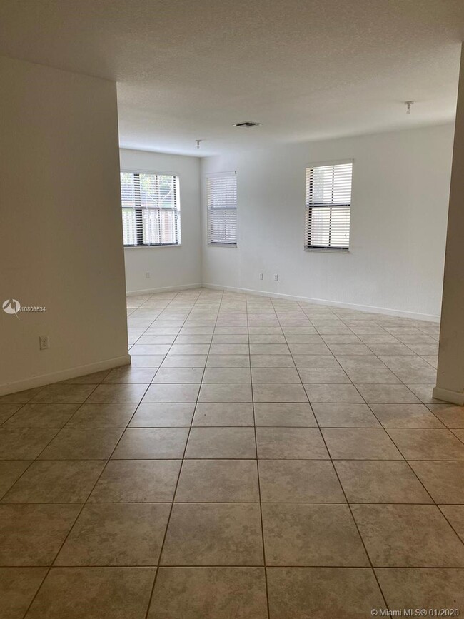 Building Photo - 9596 Town Parc Cir S