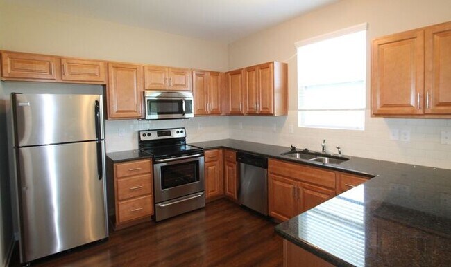 Foto del edificio - Beautiful 3BD/2.5BTH End Unit Townhome in ...