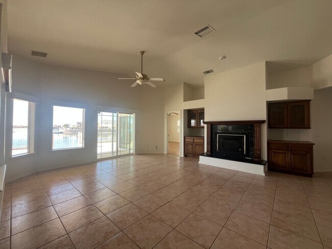 Foto del edificio - Lake front 3 bed 2 bth home in Helendale!