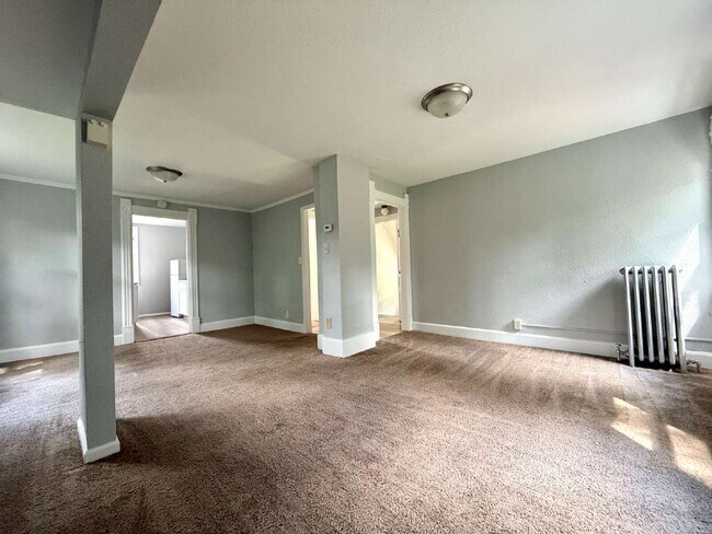 Foto del edificio - Spacious Upper, 1 bedroom, 1 bath, with bonus room