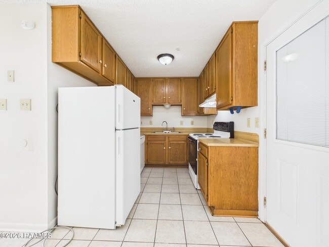 Building Photo - 112 Country Ln