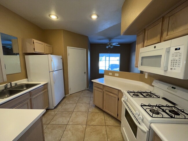 Building Photo - 2-bedroom 2-bathroom condo located in the guard gated community