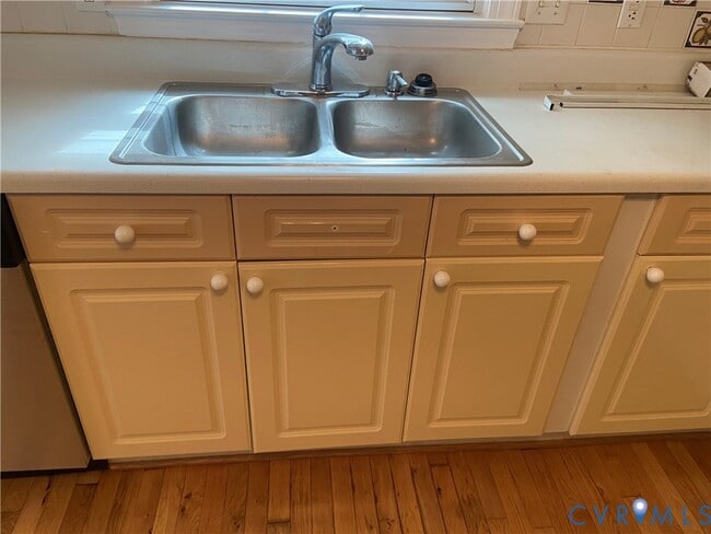 Foto del edificio - 8161 Dunfee Ln