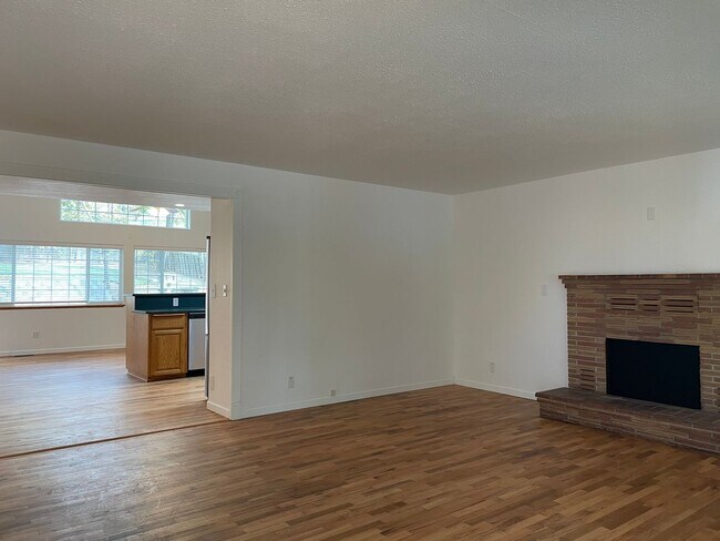 Building Photo - Nice 3 Bedroom 2 Bath Home-Office Space-Located in a Quiet East Medford  Nieghborhood East Medford