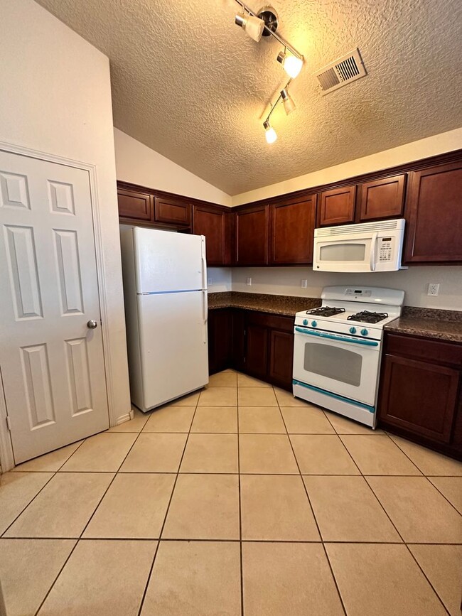Building Photo - MOVE IN SPECIAL! 1/2 off 2nd months rent! ...