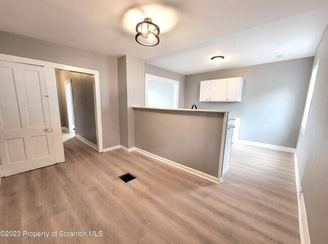 Building Photo - 623 New York St