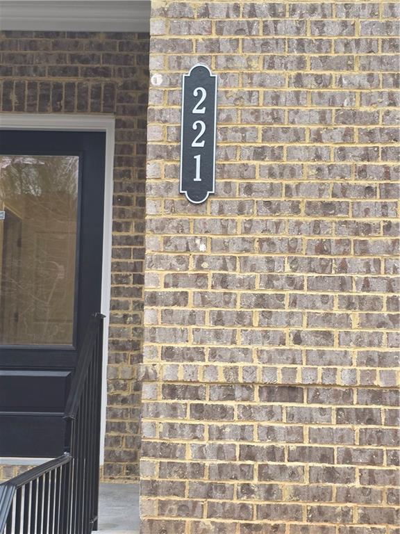 Foto del edificio - 221 Brownlee Rd