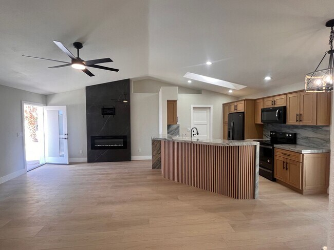 Foto del edificio - Back on the market! Available now! Impeccably Remodeled Long-Term Rental