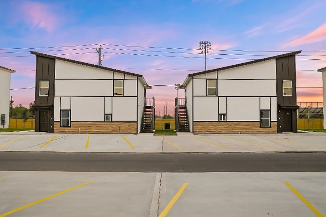 Building Photo - 904 Crestview St