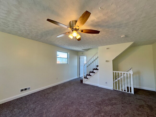 Foto del edificio - Spacious 4-Bedroom Townhome with Modern Am...