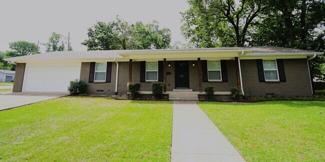 Building Photo - Gorgeous 3-Bed 2- Bath on a Corner Lot with Privacy Fence in Tyler!