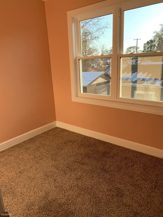 Building Photo - 2 br, 1 bath Flat - 3845 11th St --Upper Unit