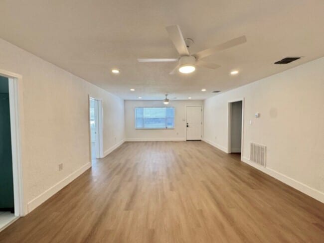 Building Photo - Completely Renovated 3 Bedroom Triplex wit...