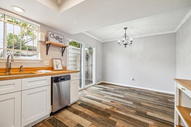 Building Photo - 6455 Creekbend Dr