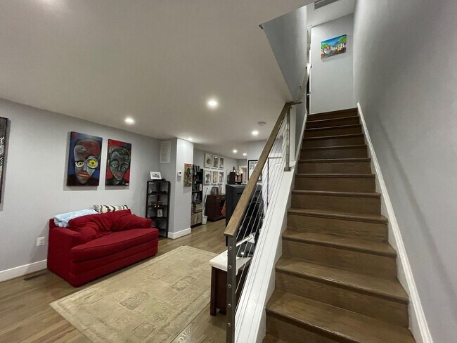 Building Photo - Spacious 2BR Townhouse with Backyard & Bon...