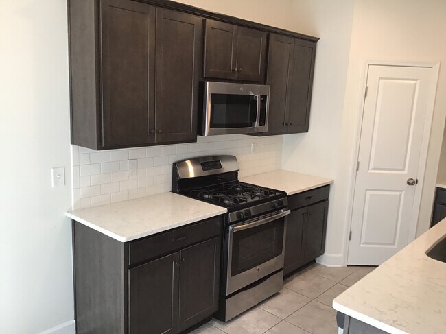 Building Photo - 31 Hiller Ln