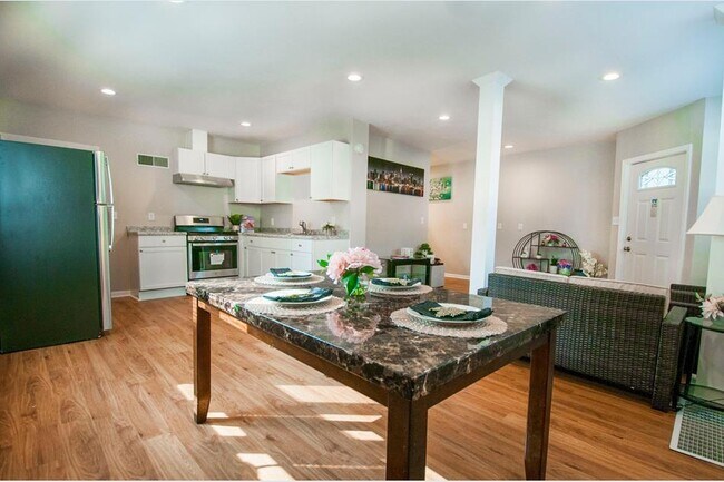 Beautiful countertops - 569 Arundel St