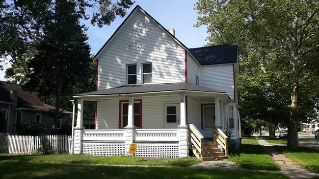 Building Photo - UPPER UNIT APARTMENT, UTILIES INCLUDED