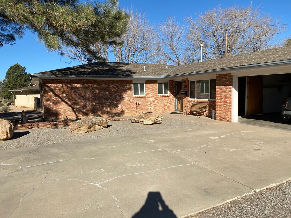 Foto principal - NE BRICK 3 Bedroom 2 Bath 2/CG