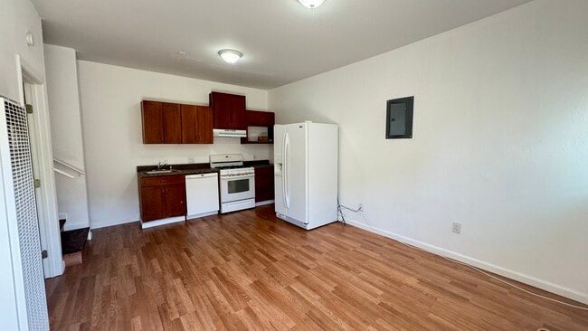 Building Photo - Del Oro #B