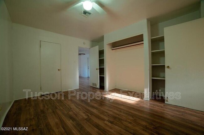 Building Photo - 804 N Perry Ave