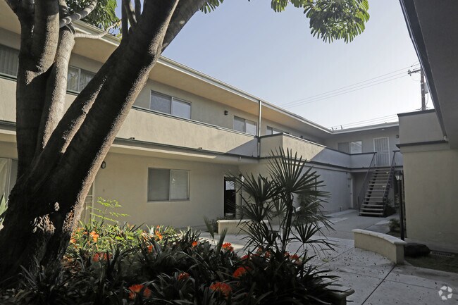 Foto del edificio - 6330 Newlin Ave.