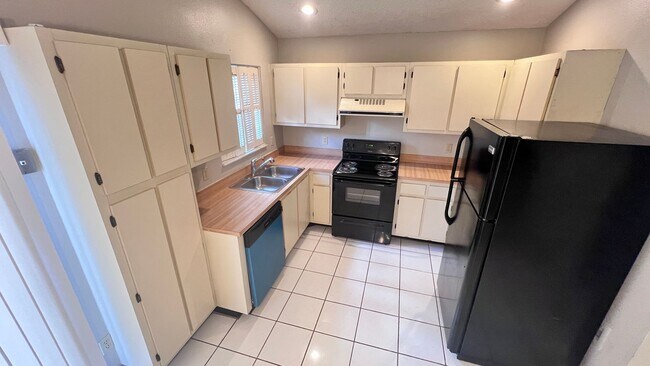Foto del edificio - Beautiful 3/2 Home Located In Waterford La...