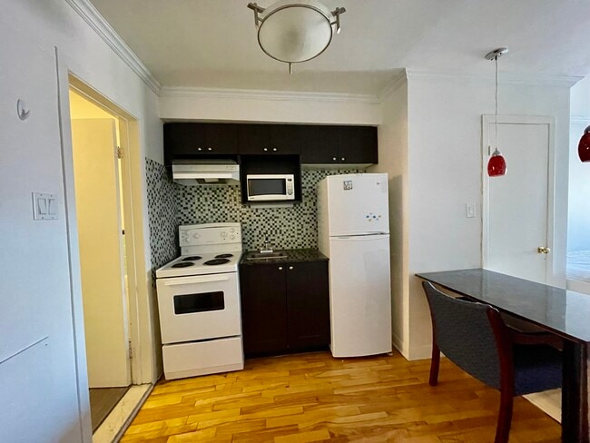 Building Photo - 3617 Rue Sainte-Famille