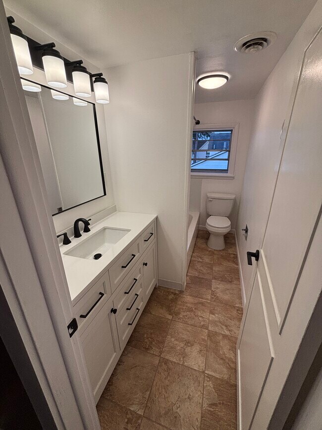 Baño - 257 W 1st St