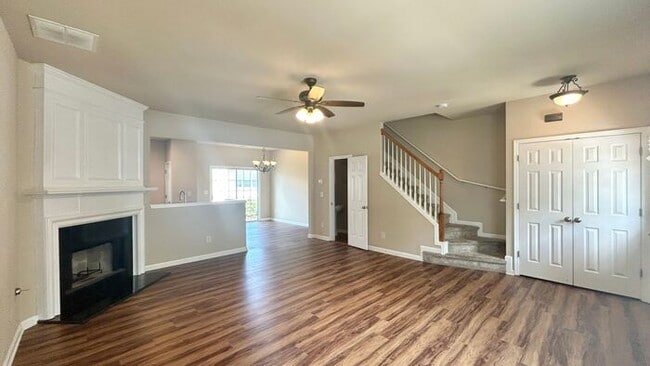 Building Photo - Gorgeous Alpharetta Townhouse! 3 Bedrooms/2.5 Bathrooms, Hardwoods, End Unit!